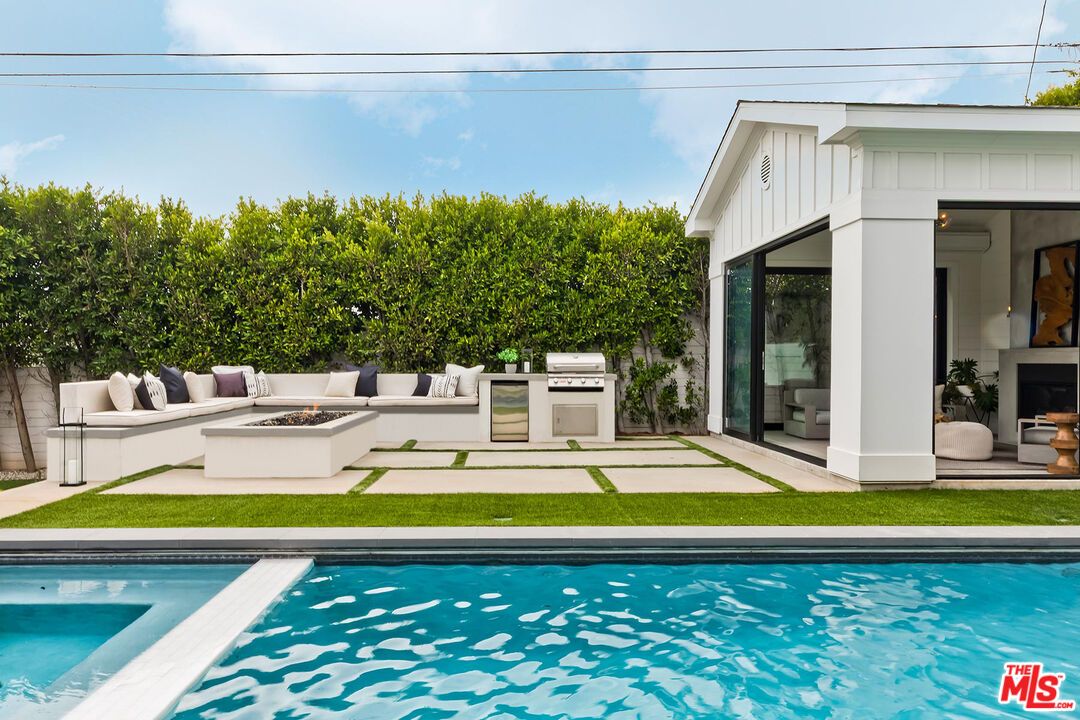 Exterior, Outdoor Kitchen, Pool