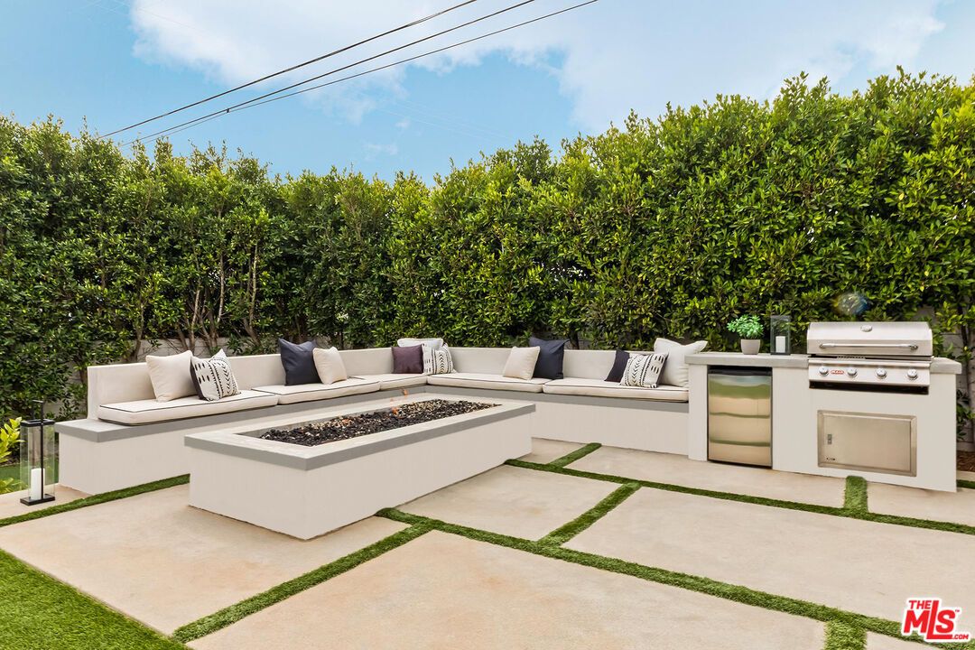 Exterior, Outdoor Kitchen