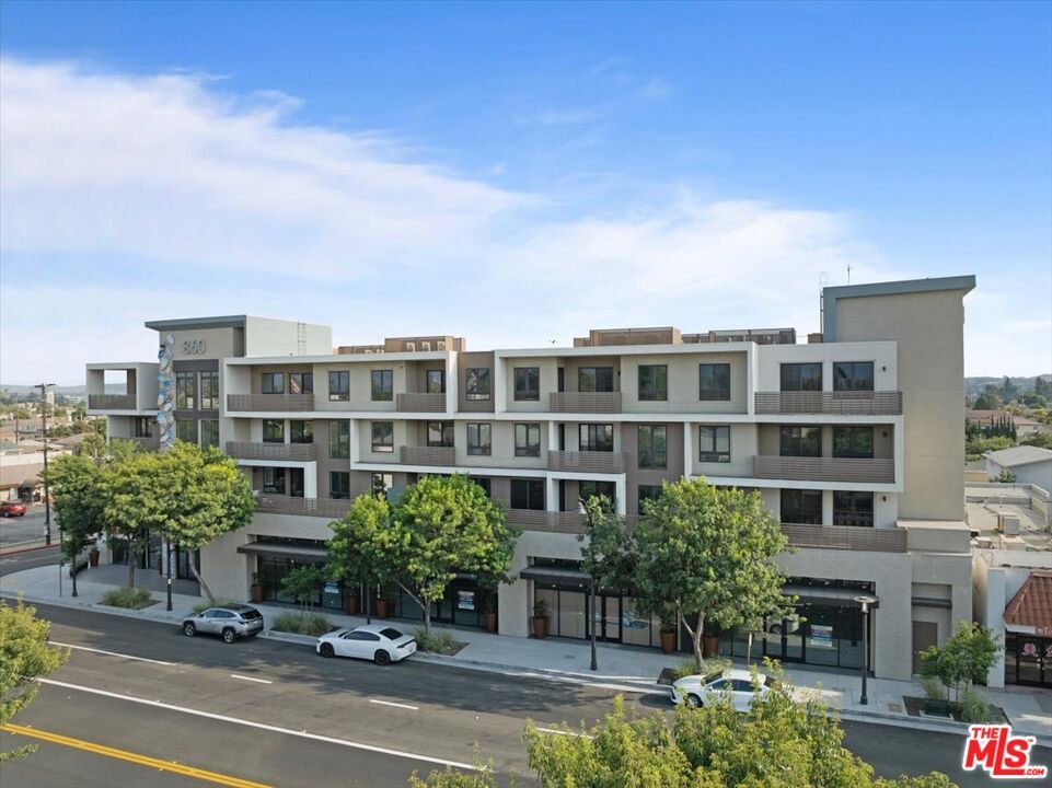 Exterior, Facade, Condo Building