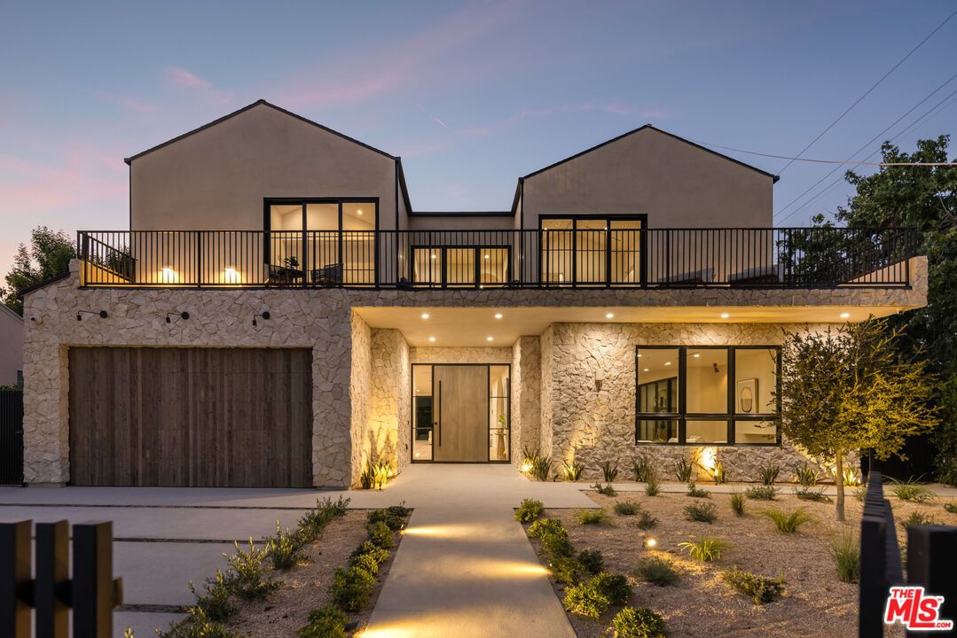 Attached, Backyard, Exterior, Facade, Modern