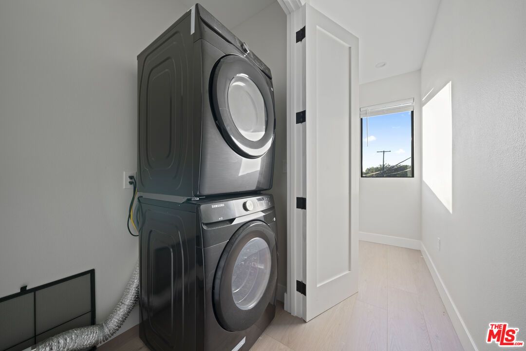 Interior, Utility Closets, Washer, Wood Texture Flooring