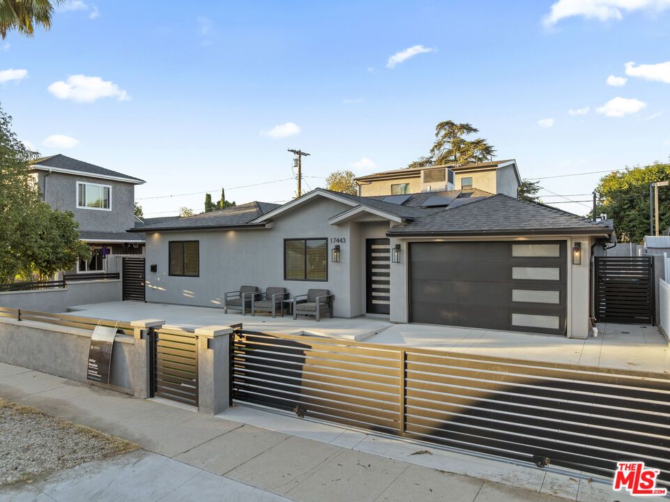 Attached, Exterior, Facade, Modern