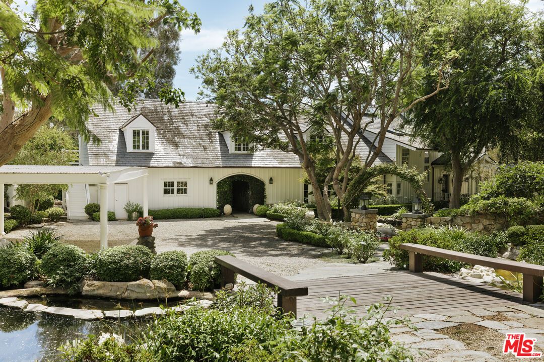 Backyard, Exterior, Facade, Cape Cod