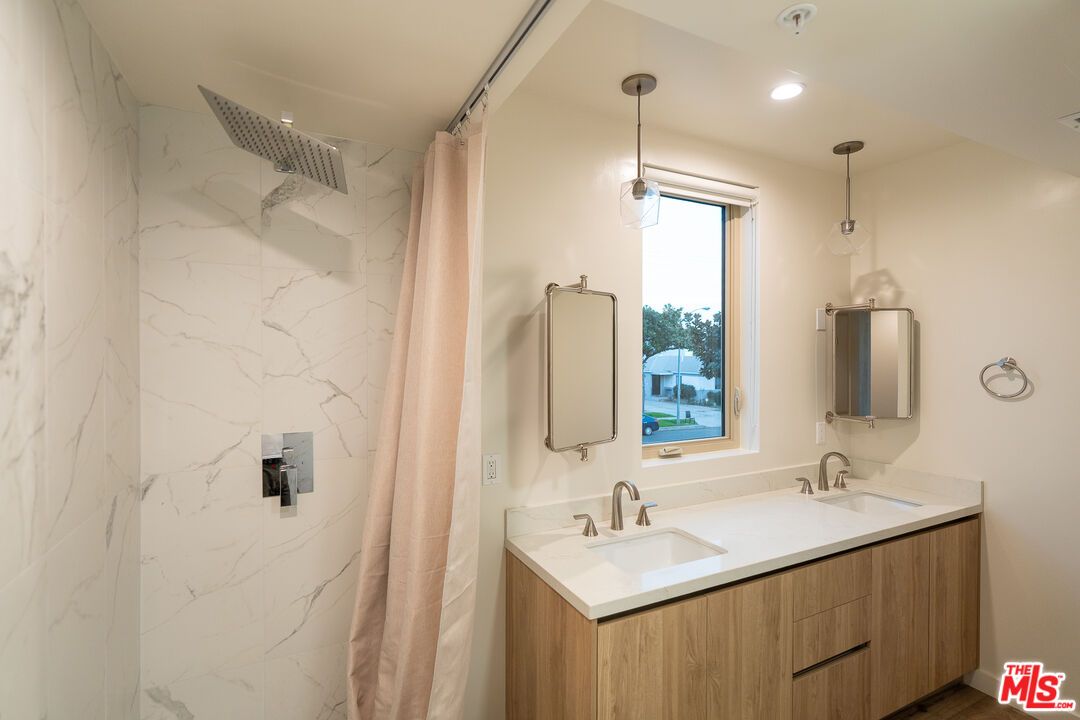 Bathroom, Interior, Marble Walls, Pendant Lights, Recessed Lighting