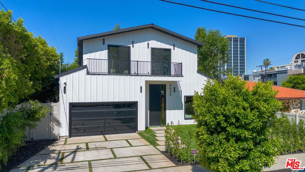 Attached, Exterior, Facade, Farmhouse