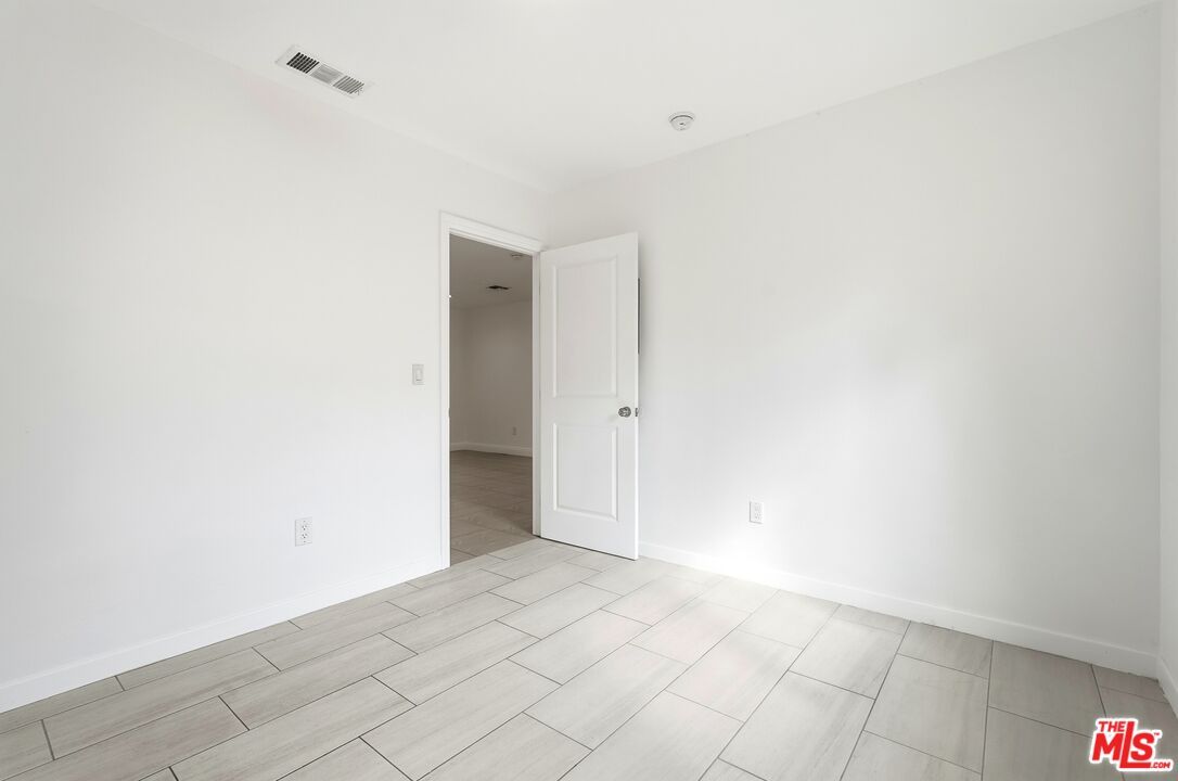 Empty room, Interior