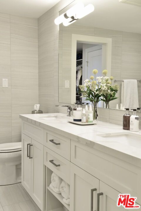 Bathroom, Dual Sink Vanities, Interior