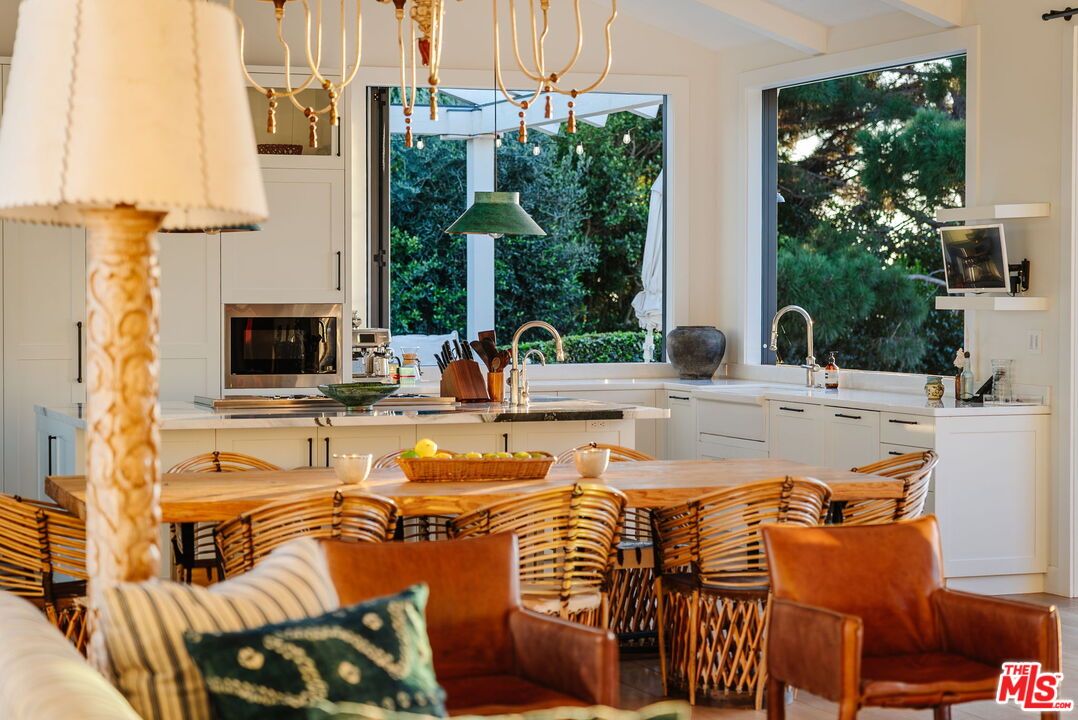 Chandelier, Dining room, Interior, Kitchen, Living room