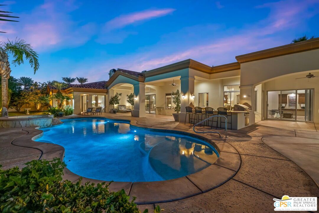 Exterior, Outdoor Kitchen, Pool