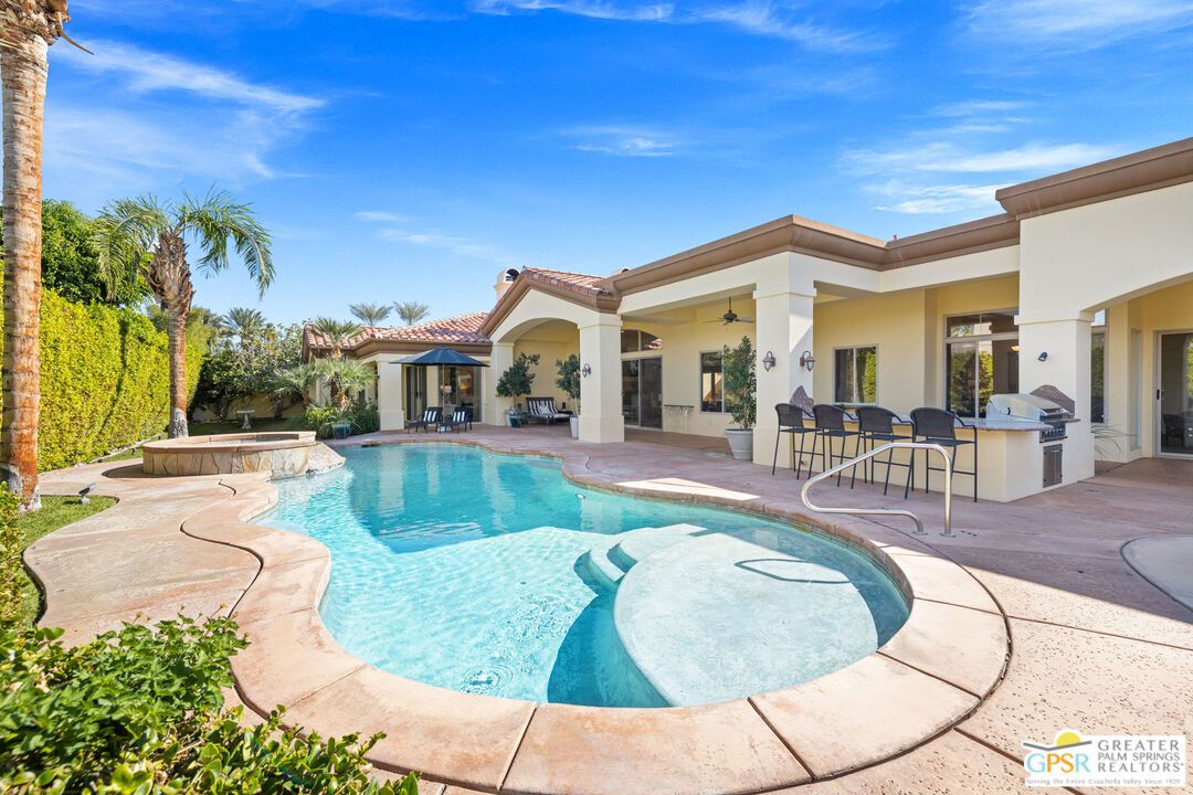 Exterior, Outdoor Kitchen, Pool