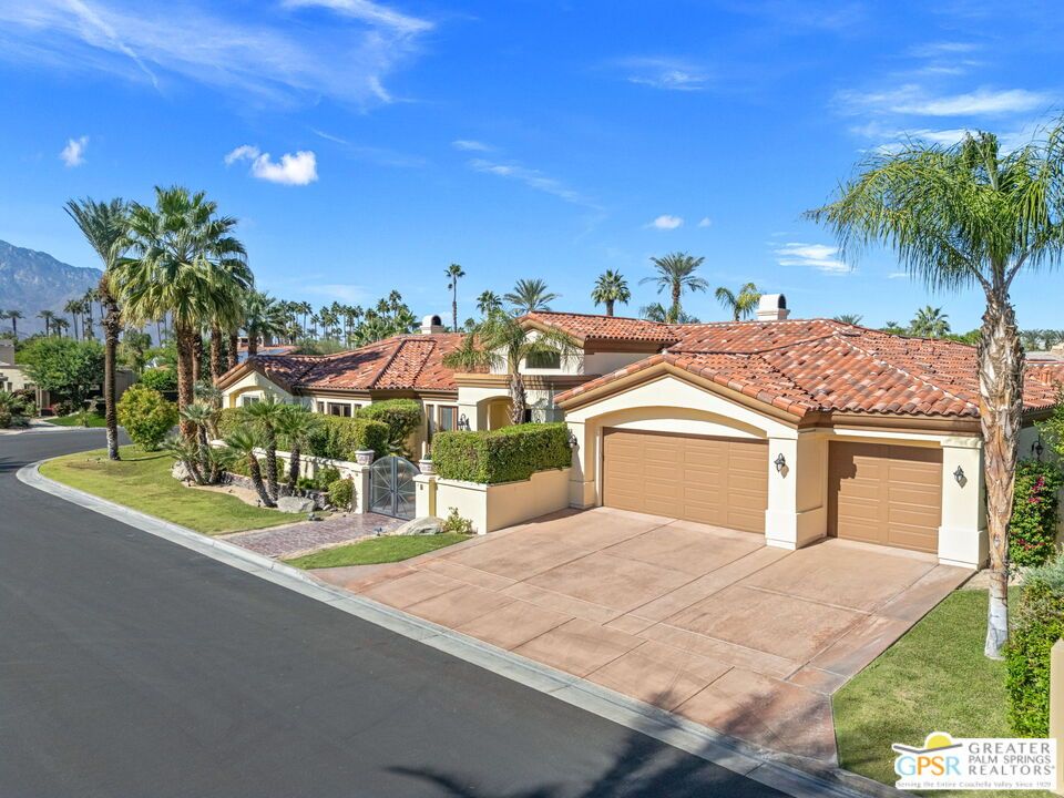 Attached, Exterior, Facade, Mediterranean