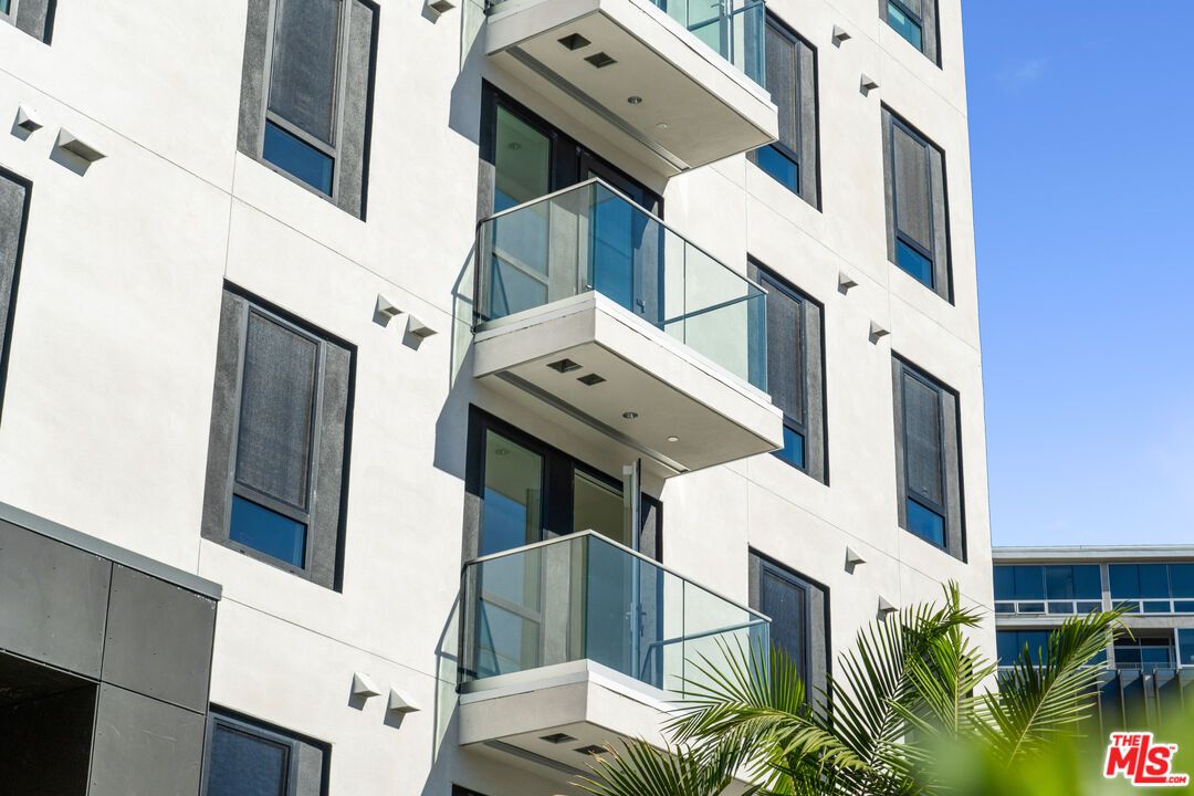 Exterior, Facade, Rowhouse