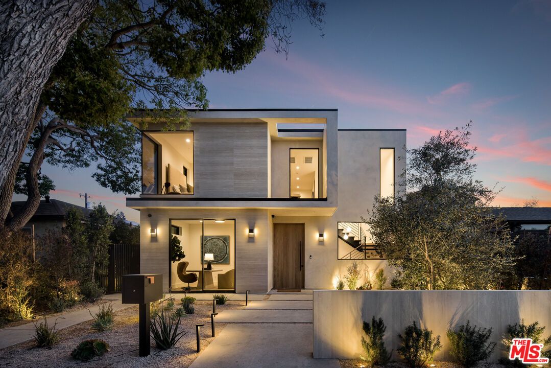 Backyard, Exterior, Facade, Modern