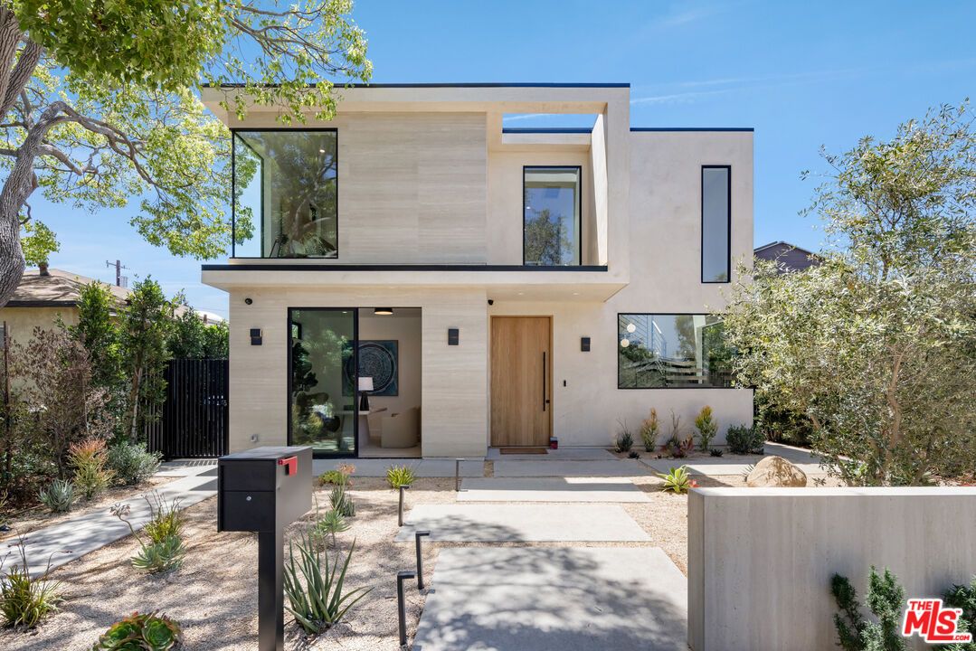 Exterior, Facade, Modern