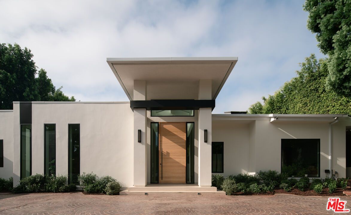 Exterior, Facade, Modern