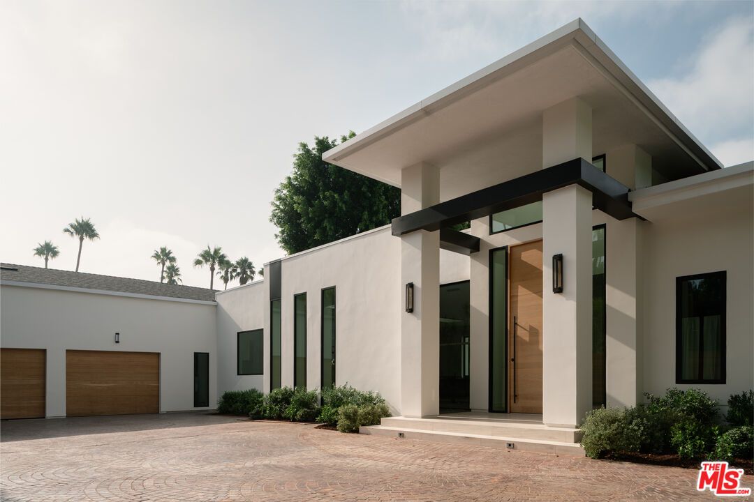 Attached, Exterior, Facade, Modern