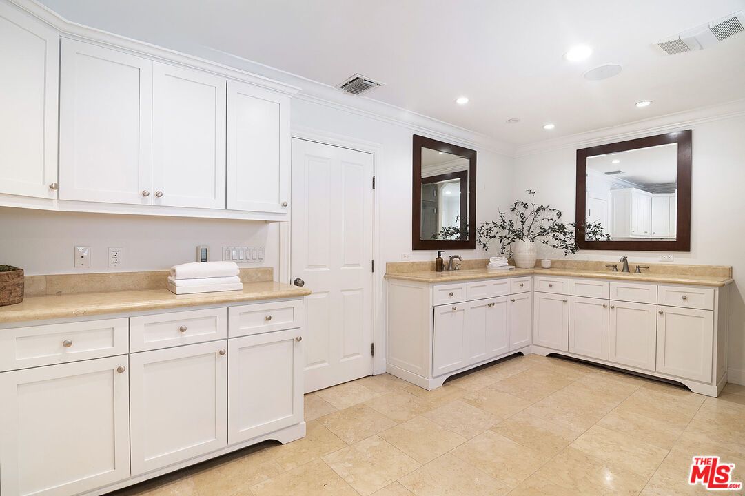 Bathroom, Dual Sink Vanities, Interior, Recessed Lighting