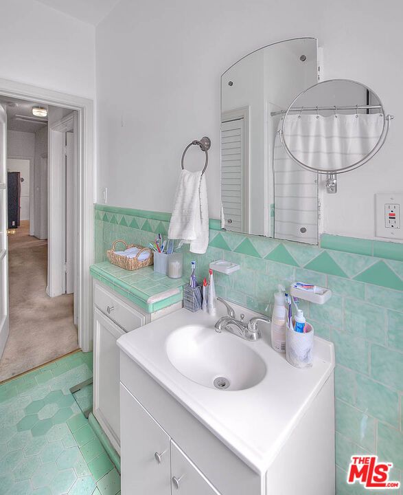 Bathroom, Interior, Tile Countertops