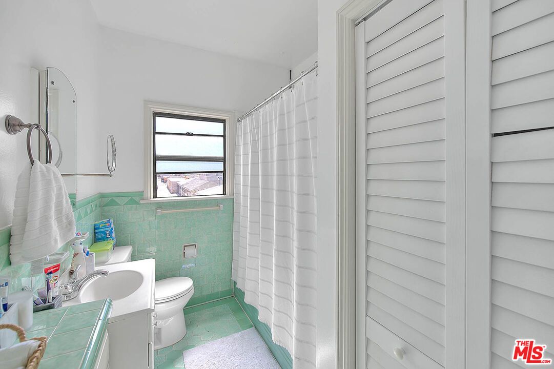 Bathroom, Interior, Tile Countertops