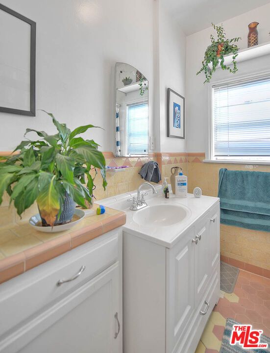 Bathroom, Interior, Tile Countertops