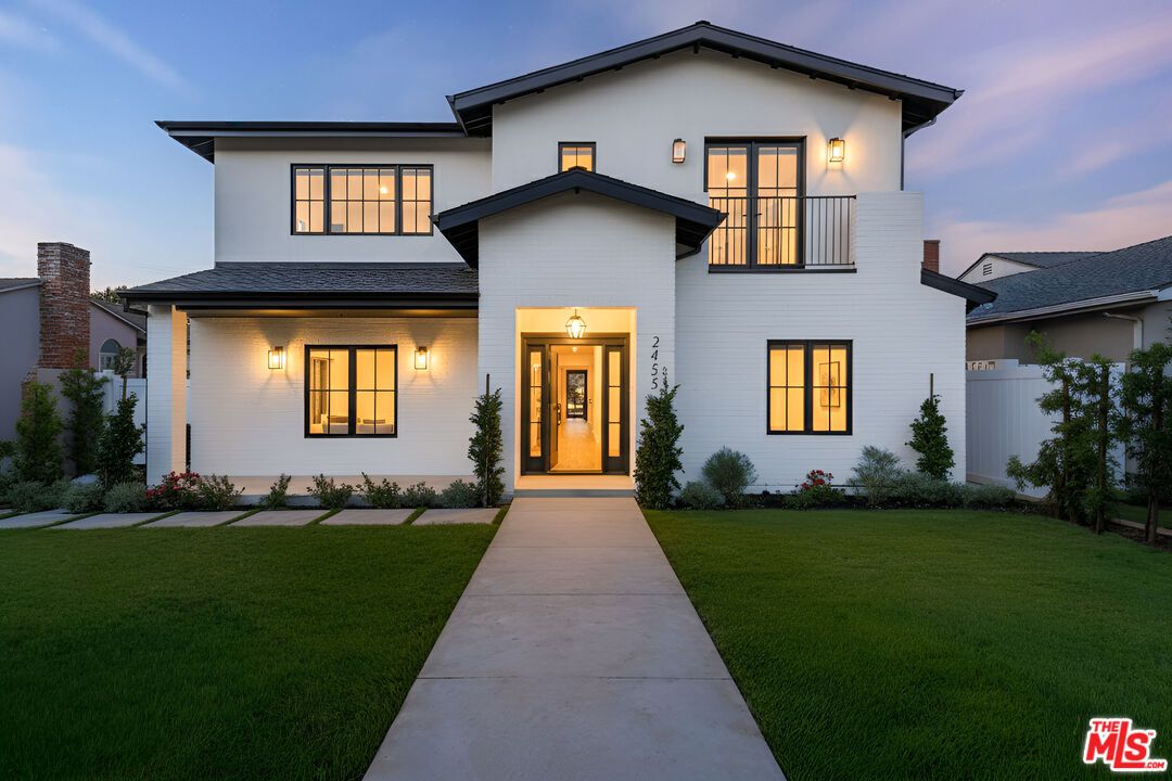 Exterior, Facade, Farmhouse