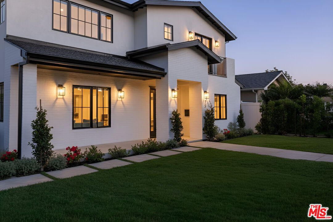 Backyard, Exterior, Facade, Modern