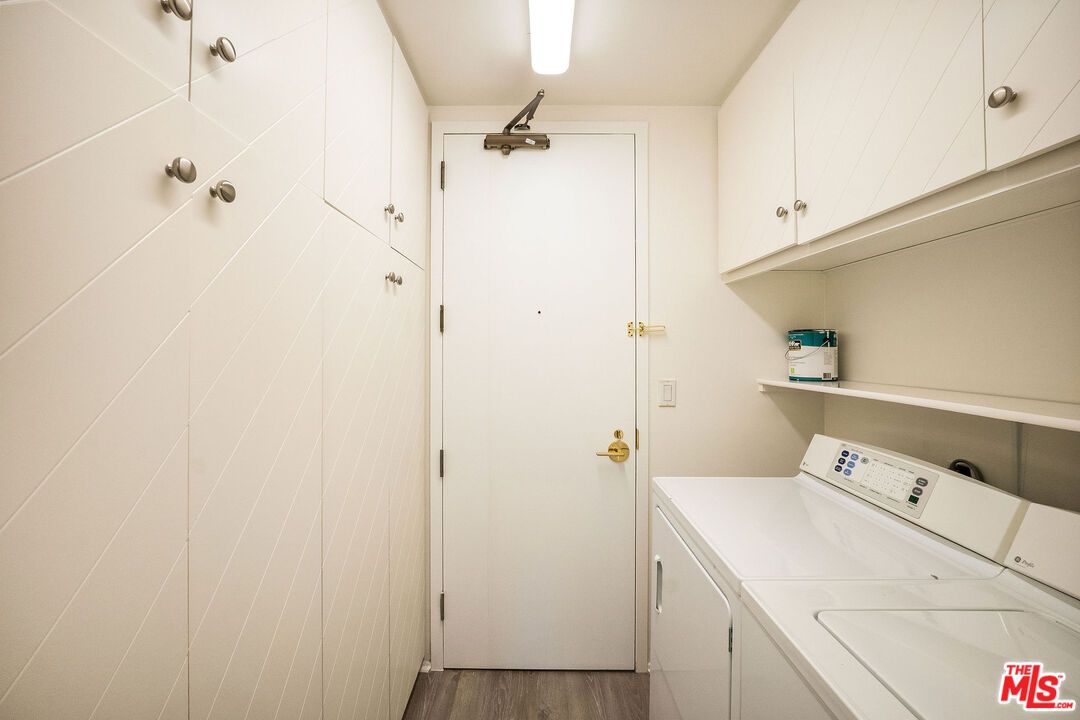 Interior, Washer, Wood Texture Flooring