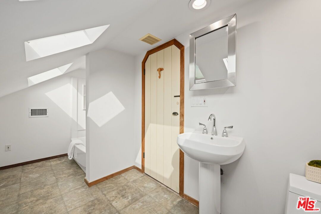 Bathroom, Interior, Recessed Lighting
