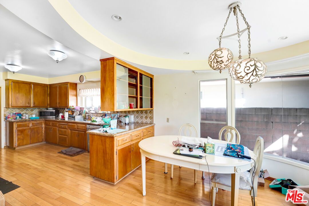 Dining room, Interior, Kitchen, Pendant Lights, Recessed Lighting, Wood Texture Flooring