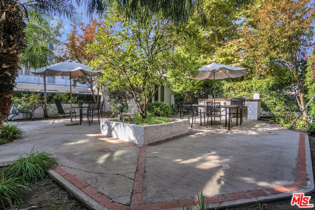 Backyard, Exterior, Outdoor Kitchen