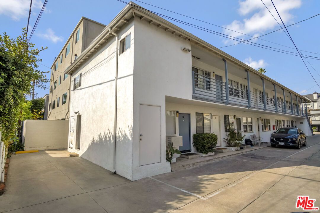 Exterior, Facade, Modern