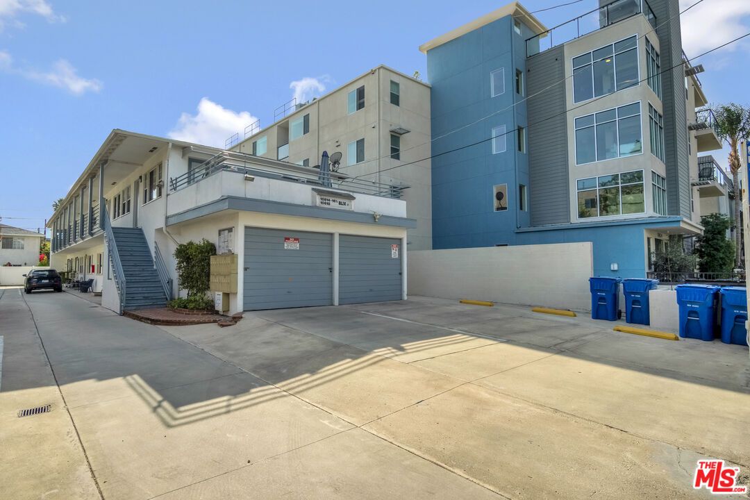 Attached, Exterior, Facade, Modern