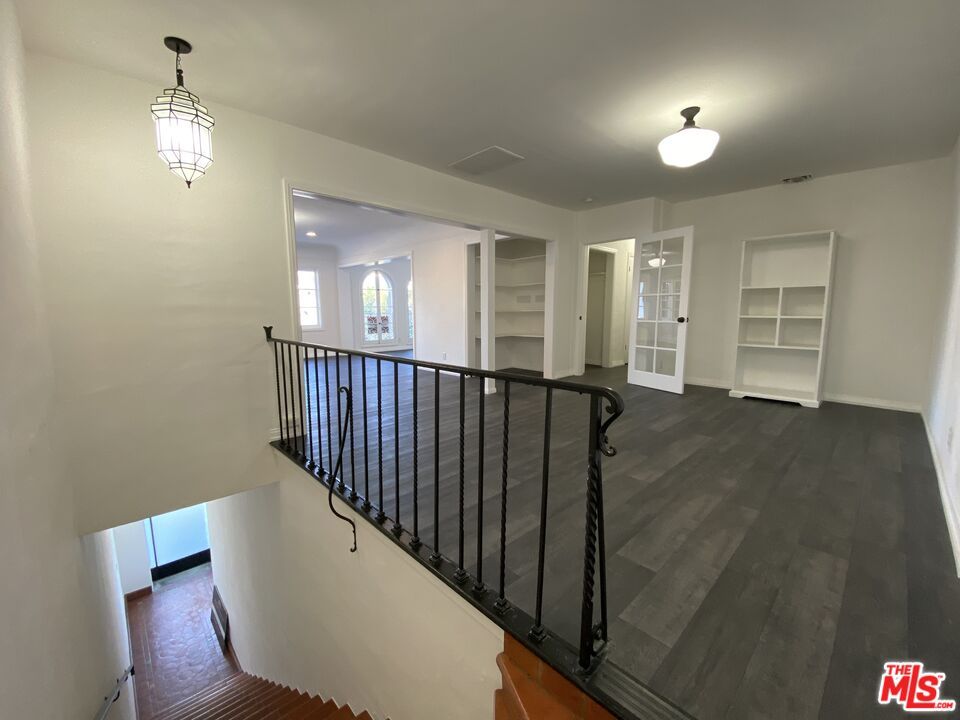 Interior, Pendant Lights, Wood Texture Flooring