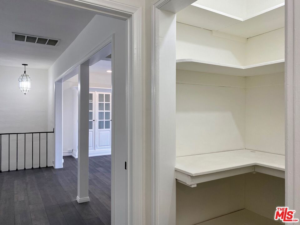 Interior, Pendant Lights, Wood Texture Flooring