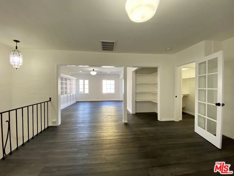 Interior, Pendant Lights, Wood Texture Flooring