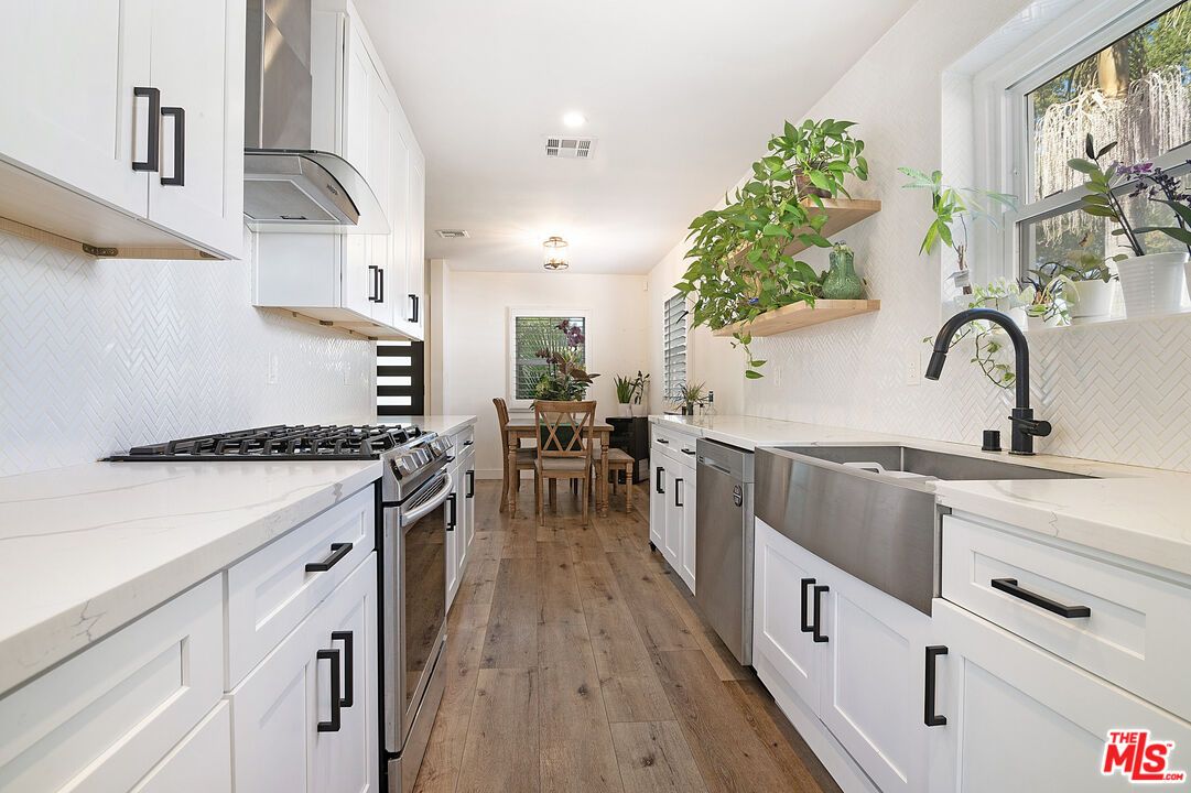 Dining room, Interior, Kitchen, Recessed Lighting, Stainless Steel Appliances, Wood Texture Flooring