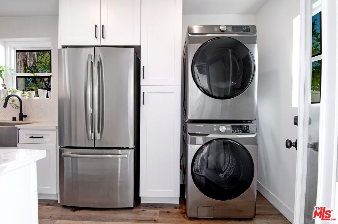 Interior, Kitchen, Utility Closets, Washer, Wood Texture Flooring