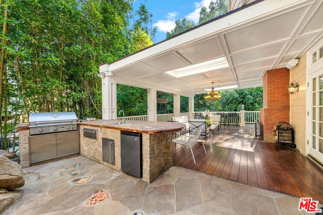 Exterior, Outdoor Kitchen