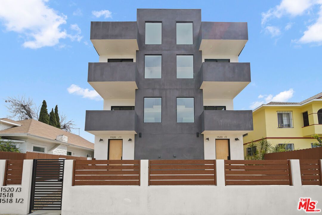 Exterior, Facade, Modern