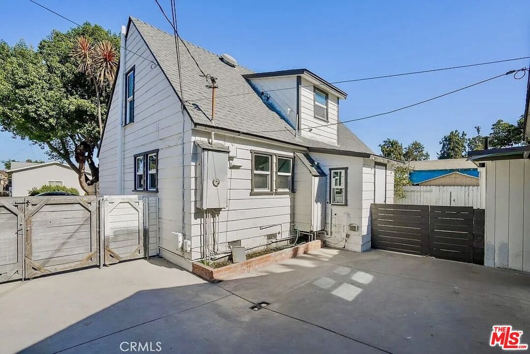 Attached, Exterior, Facade, Cape Cod