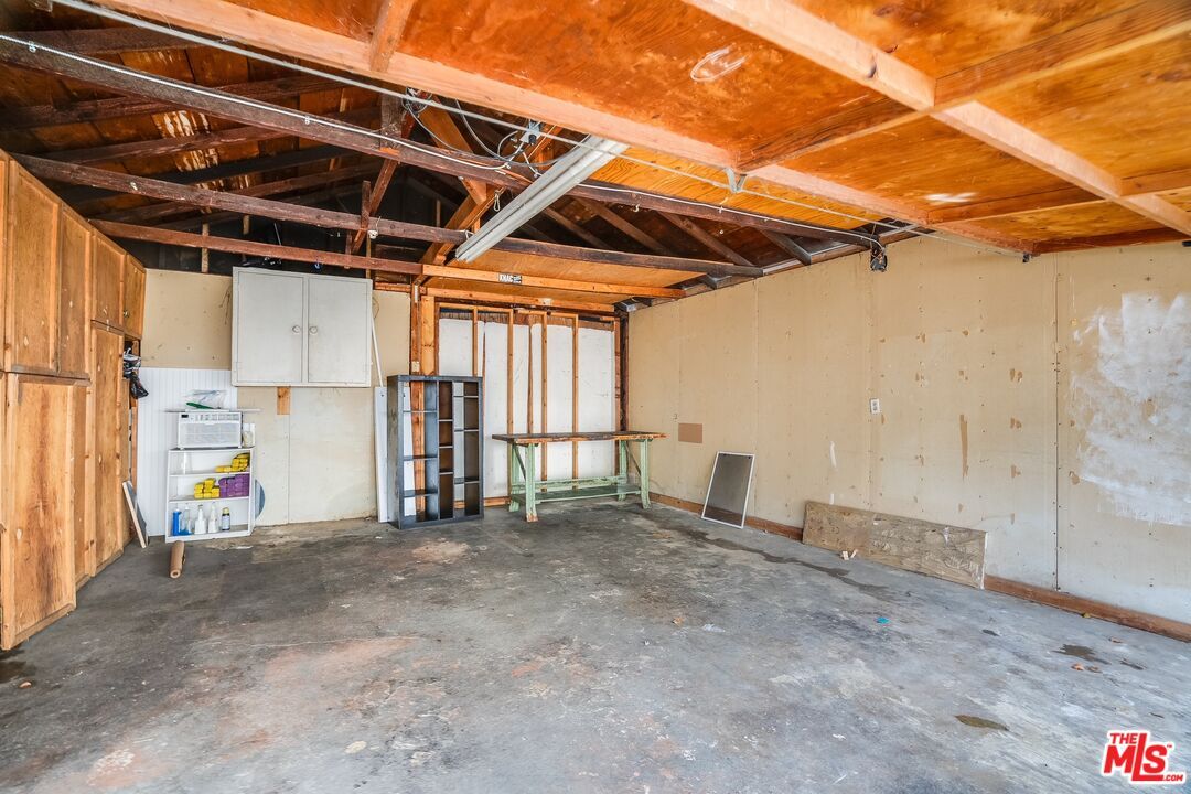 Empty room, Interior, Wooden Beams, Wooden Ceilings