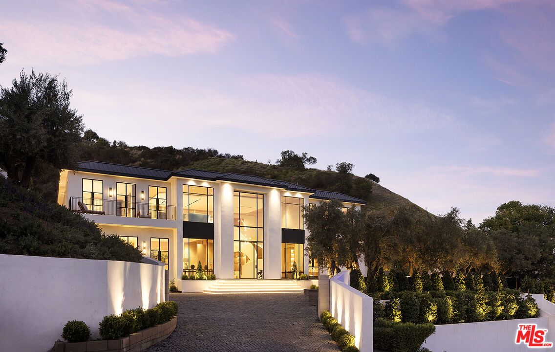 Backyard, Exterior, Facade, Modern