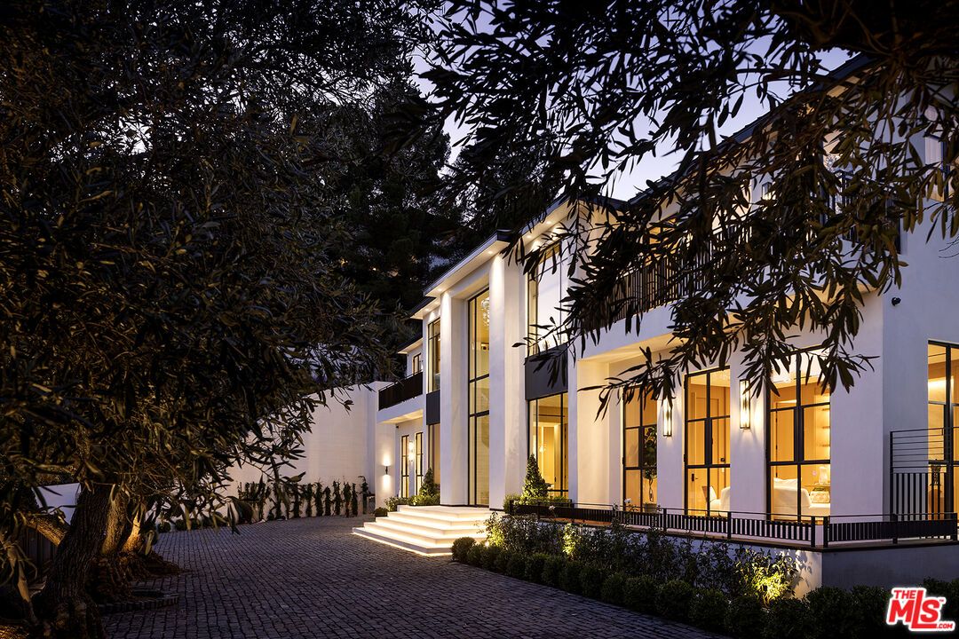 Exterior, Facade, Modern