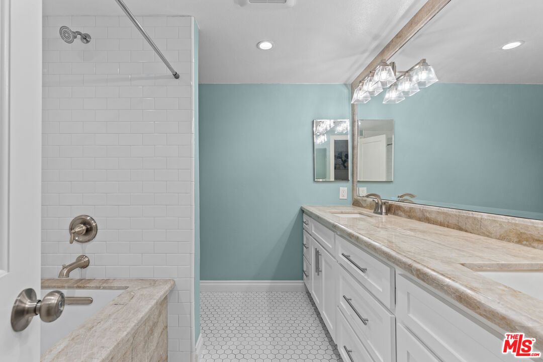Bathroom, Dual Sink Vanities, Interior, Recessed Lighting