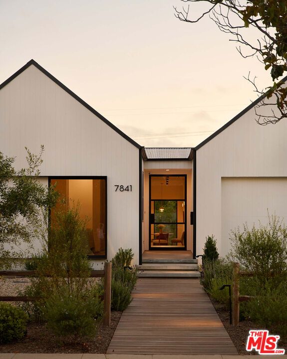 Exterior, Facade, Modern