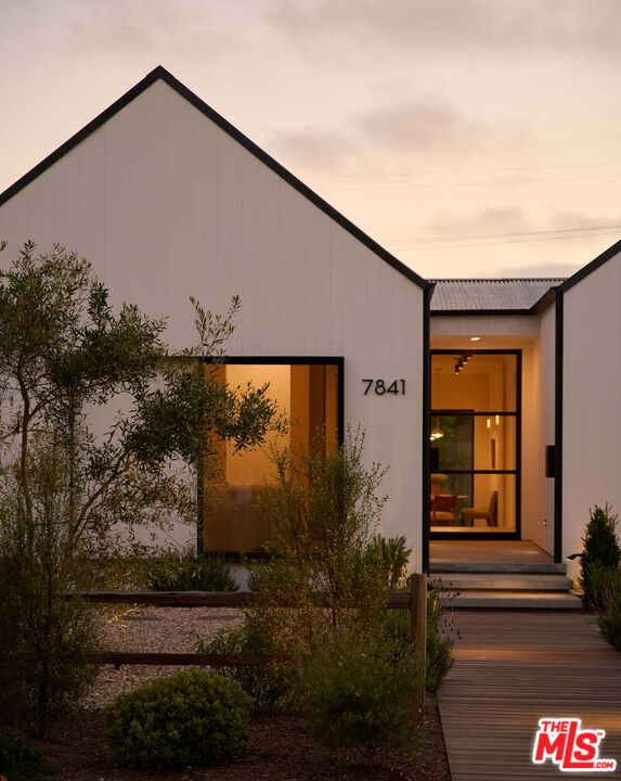 Exterior, Facade, Modern