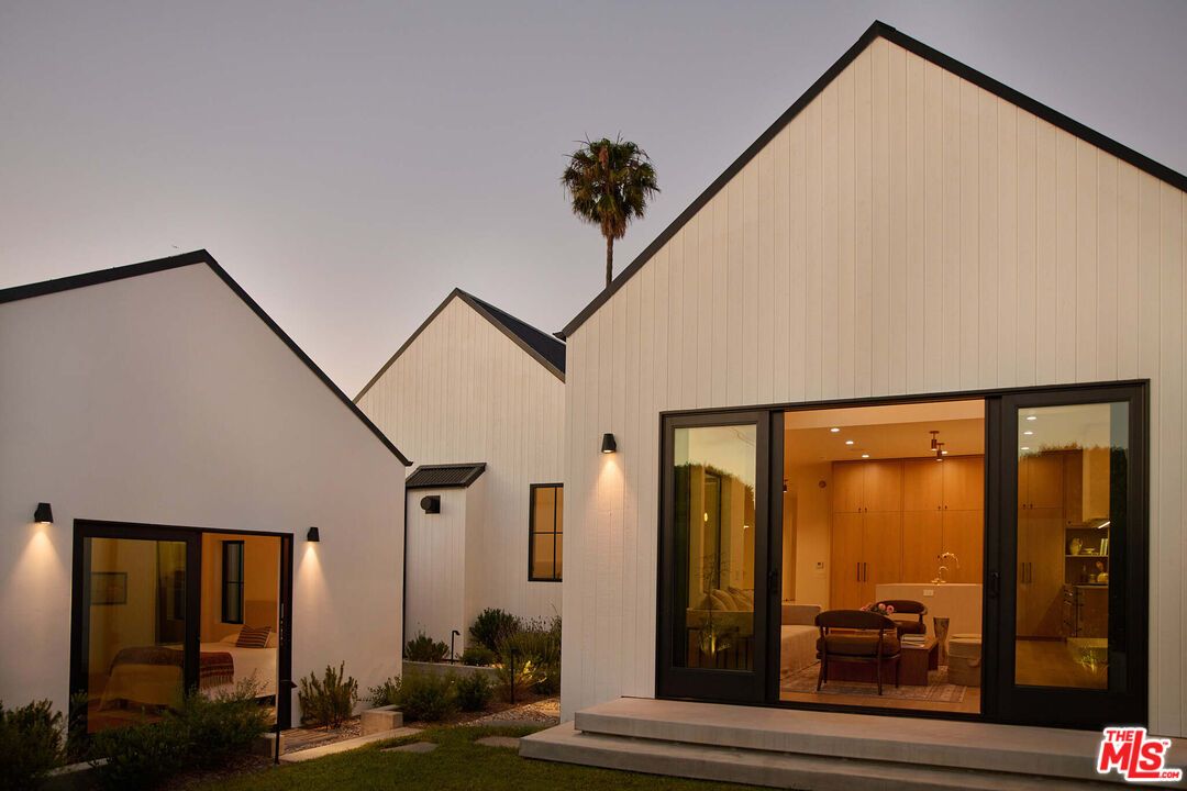 Exterior, Facade, Modern