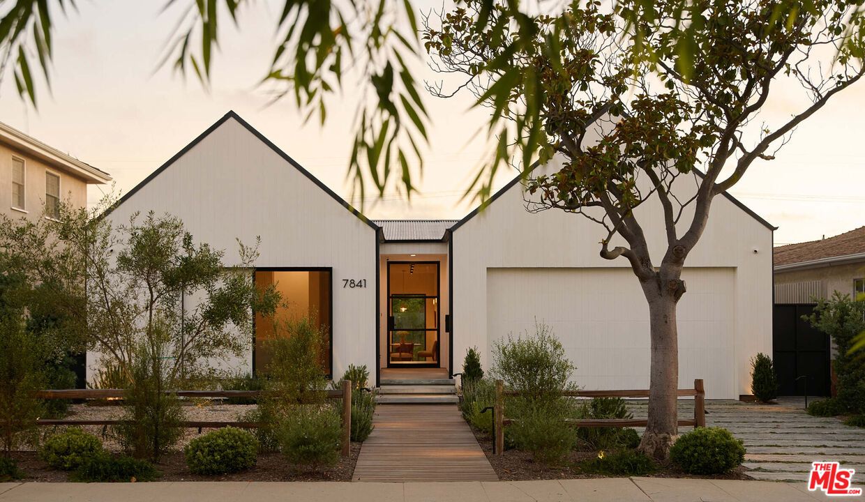 Attached, Exterior, Facade, Modern