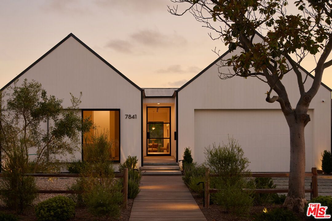 Exterior, Facade, Modern