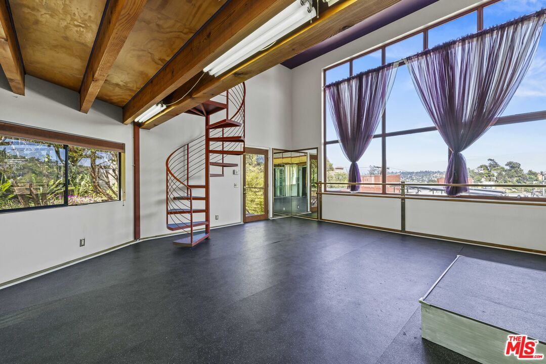Empty room, Interior, Wooden Beams